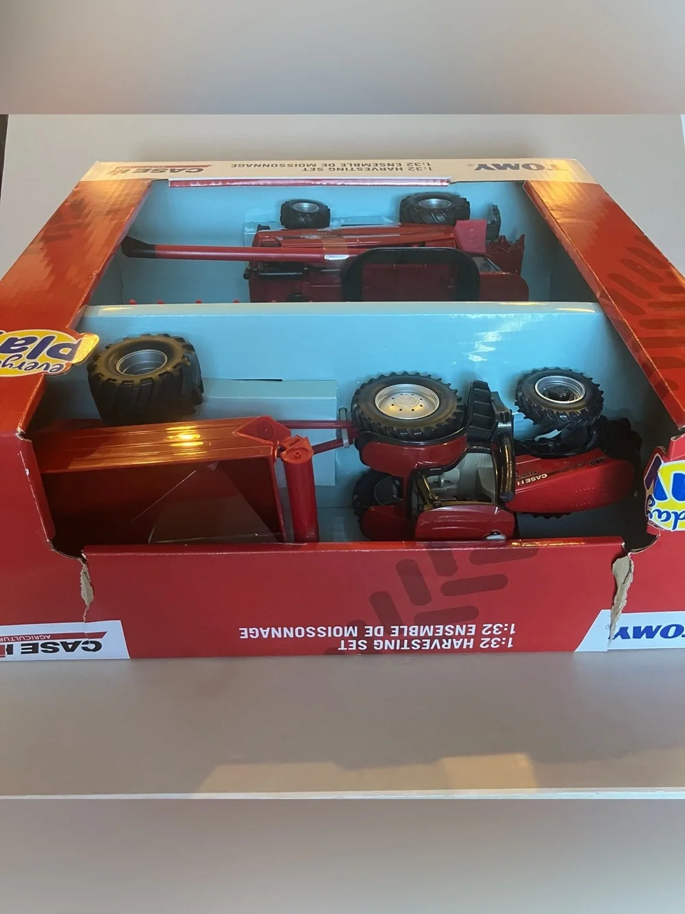 Tomy 1/32 Case IH 8230 Combine w/‎ Magnum 380 & Grain Cart Set 47357